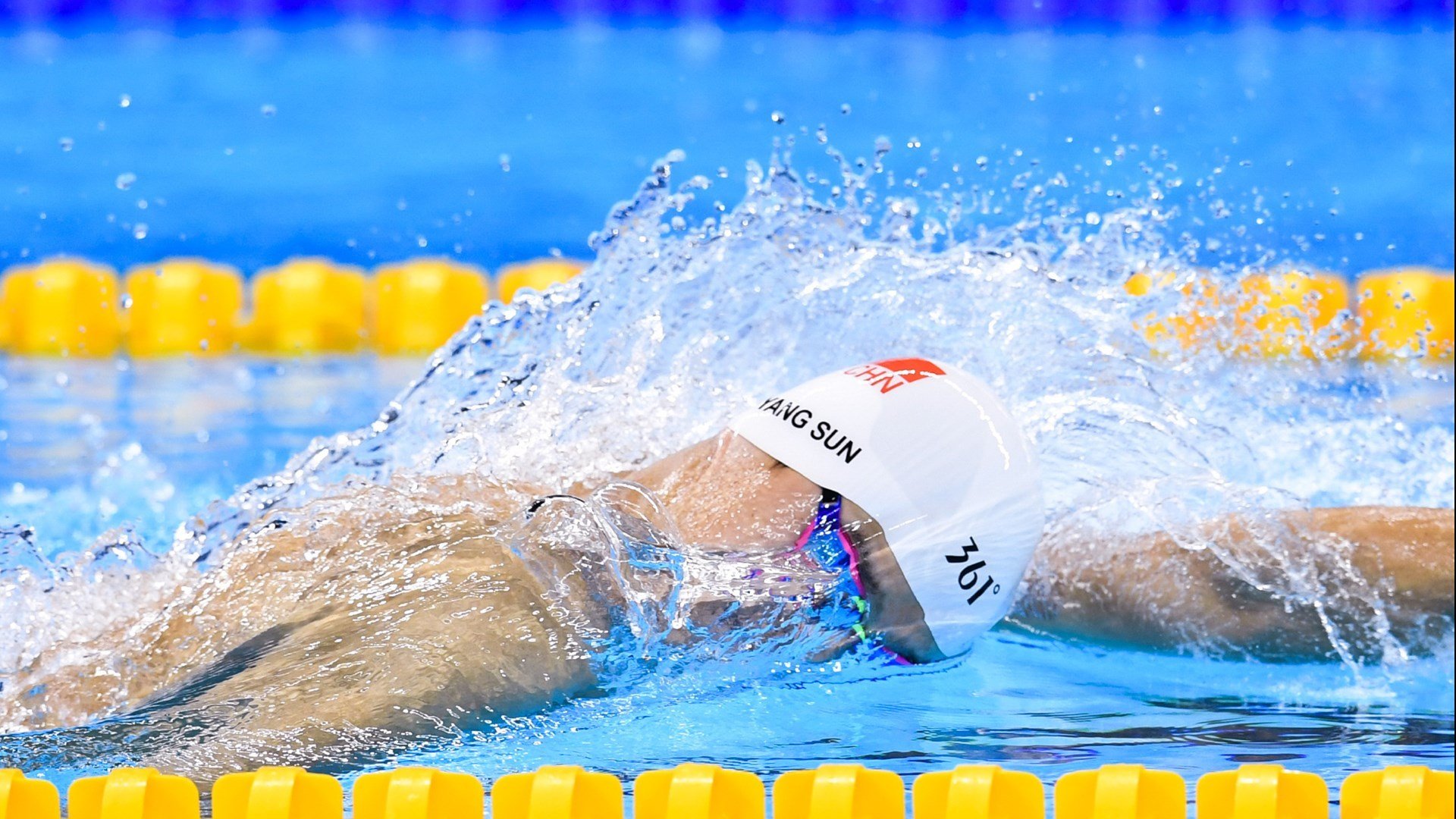 爱游戏官方-中距离蛙泳选手体能管理见长，蛙泳比赛泳距